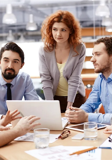 Projektteam bespricht ein Forschungsvorhaben am Laptop